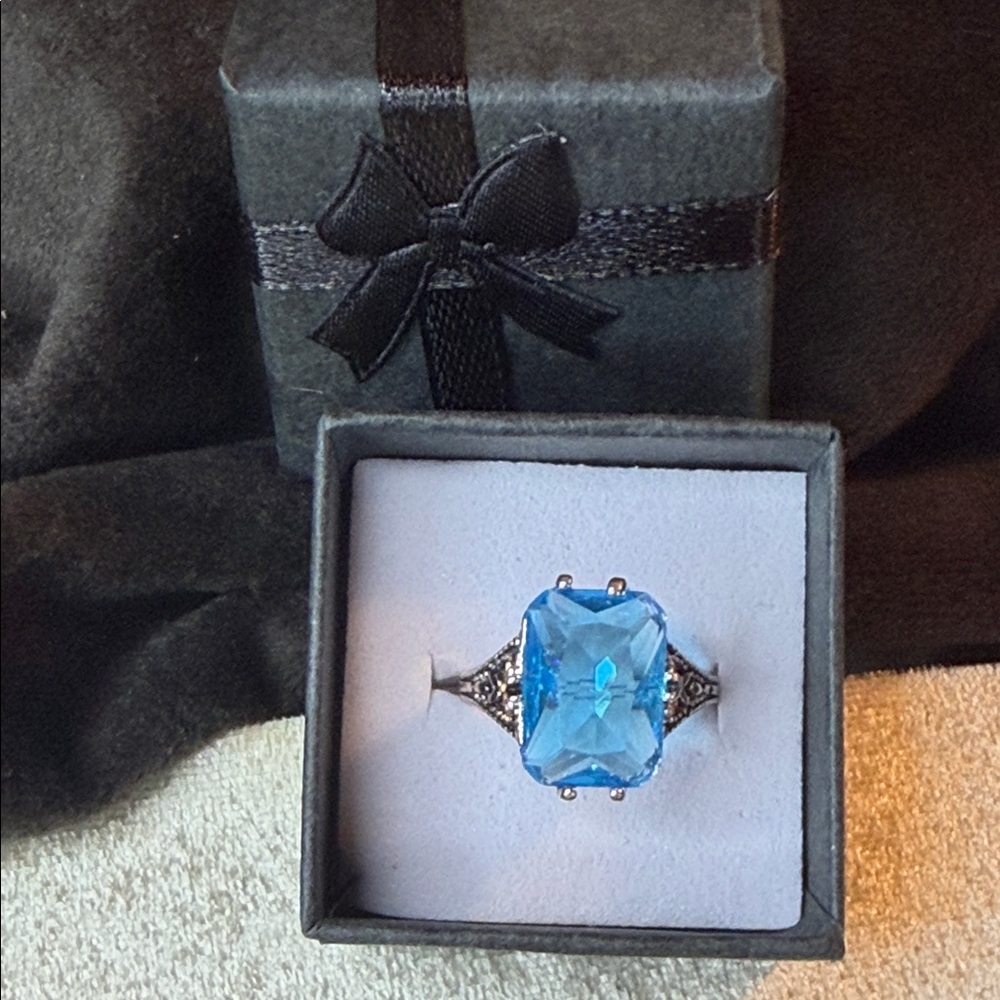 Gorgeous Emerald Cut vibrant Swiss Blue Topaz Ring 925 Silver floral Band Ring